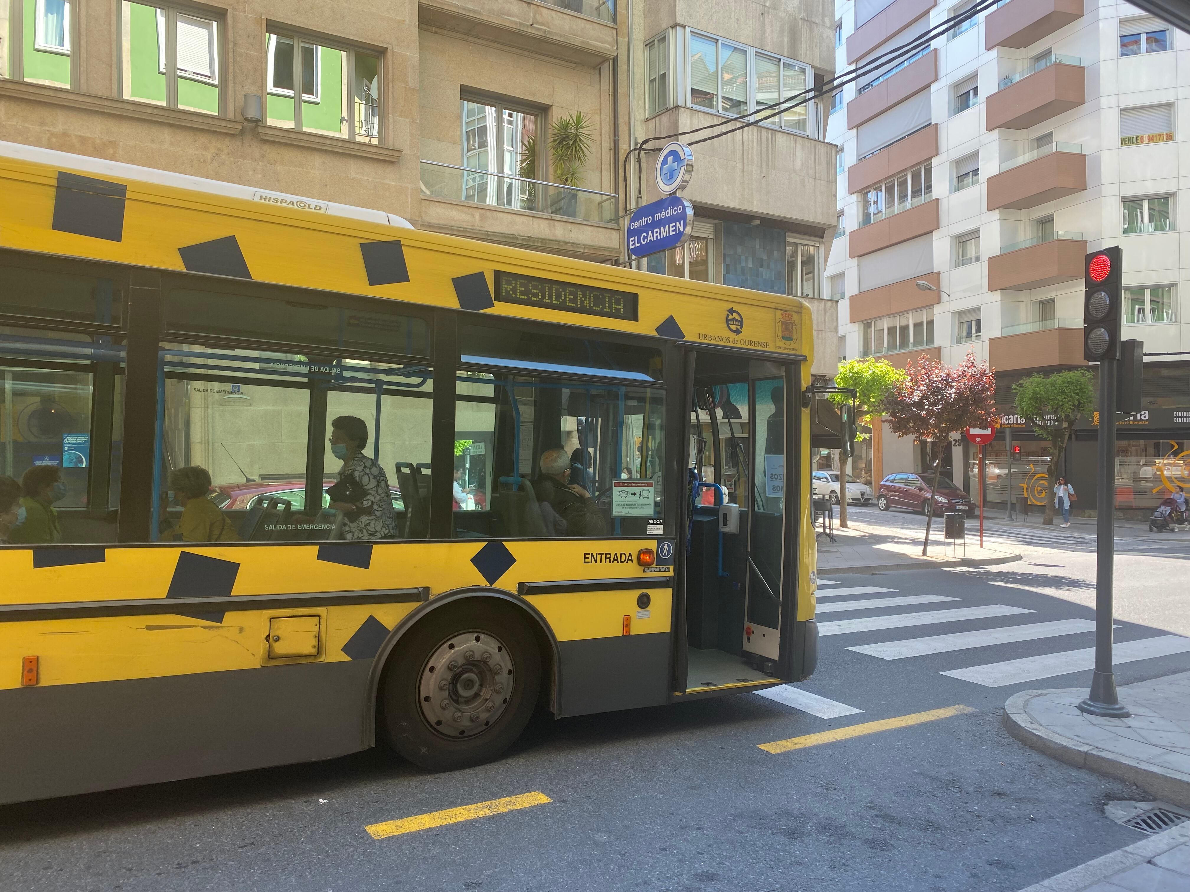 Uno de los autobuses de los servicios mínimos circulando por la Avenida de la Habana