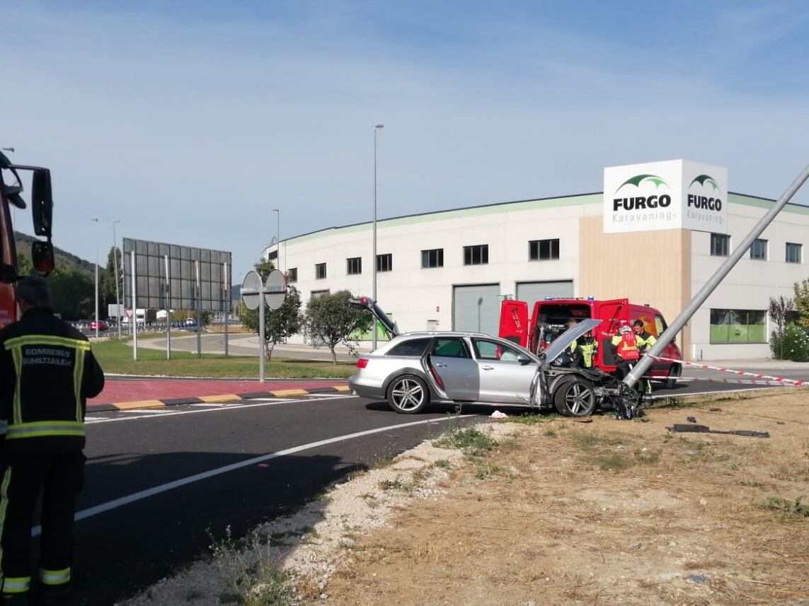 Detenido un conductor que se fugó de un control, colisionó contra una farola y huyó con dos menores