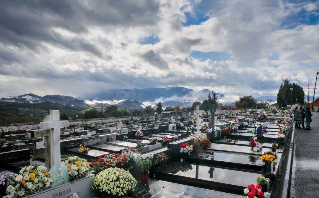 La lluvia acompañó a las familias en la visita al cementerio