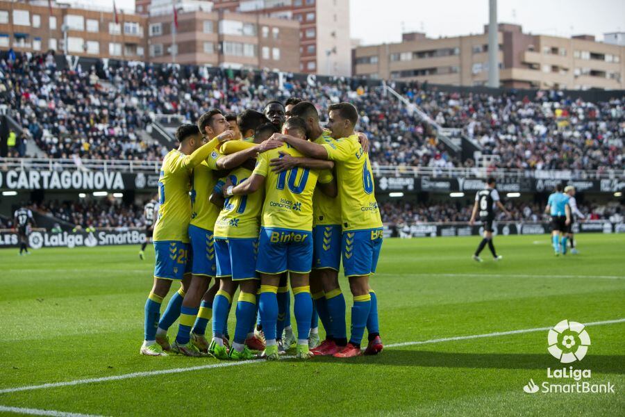 Las Palmas celebra uno de sus dos goles en Cartagena