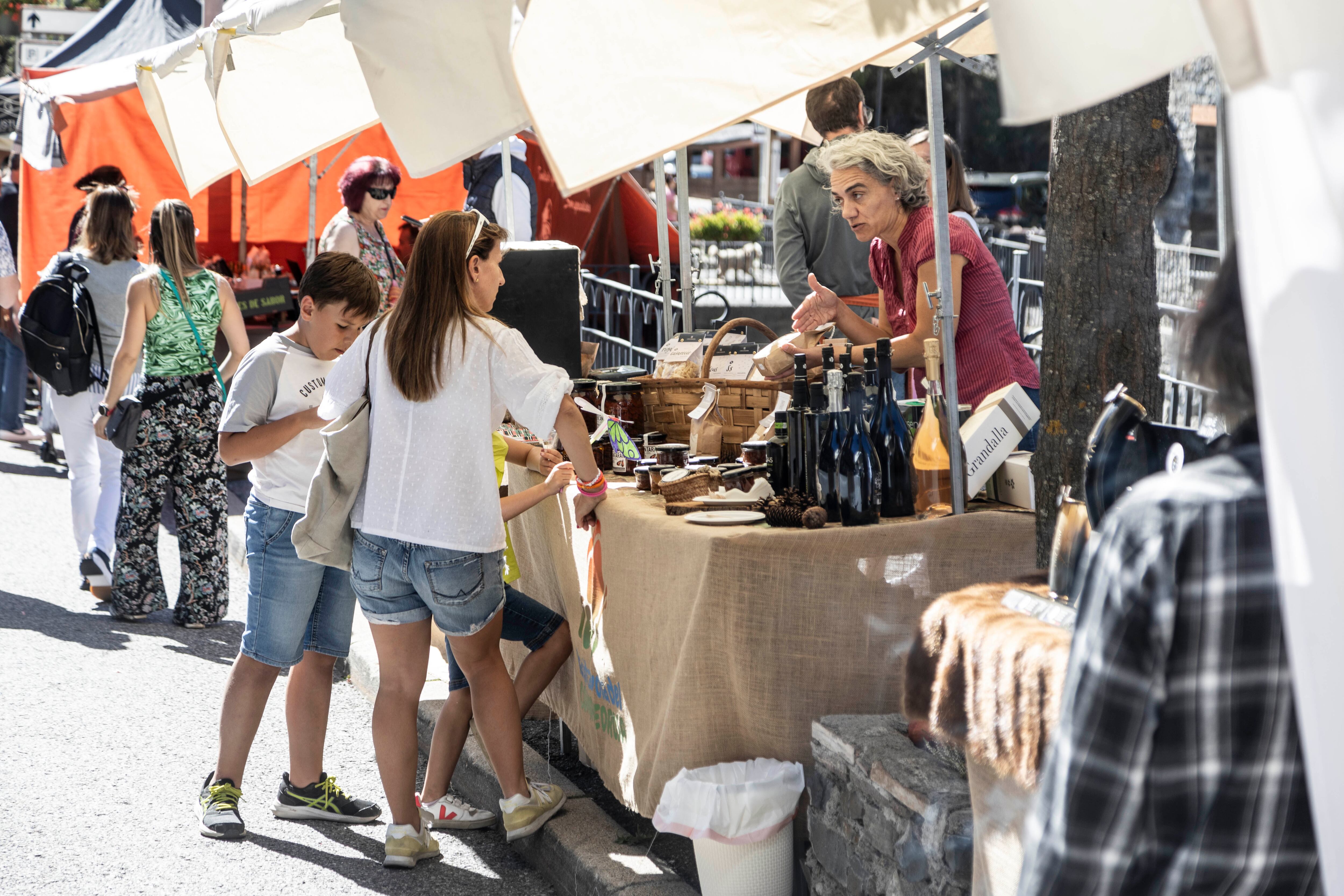 Una paradadista de la Pitavola del Comapedrosa atenent uns clients. Unes 6.000 persones han passat per la fira durant el cap de setmana.