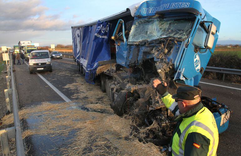Accidente por alcance entre dos camiones en la A-62 a la altura de Villamediana