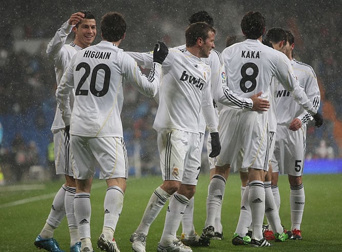 Los jugadores del Madrid celebran el gol del Higuaín al Mallorca