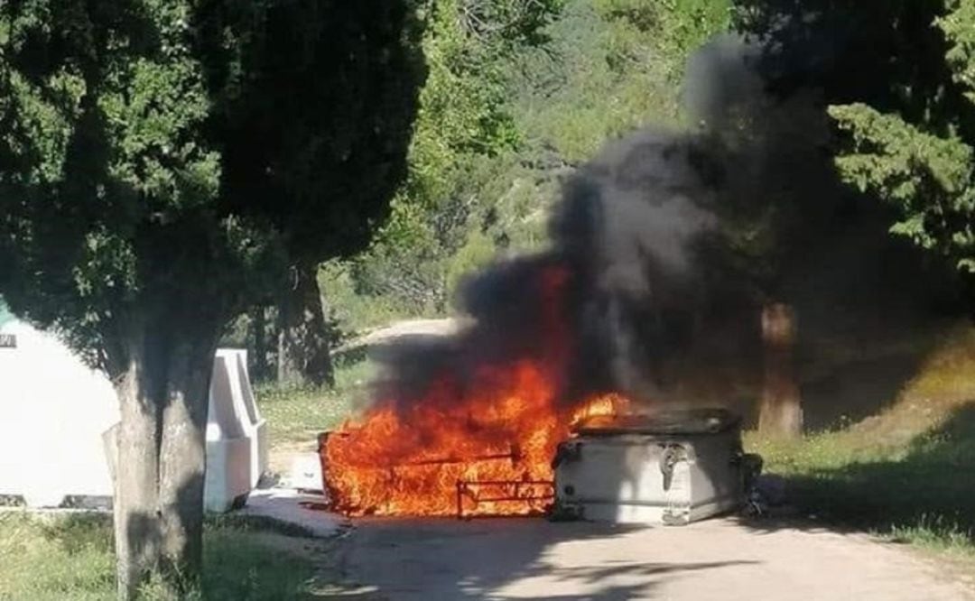 Contenedores ardieron, de forma provocada, junto a un colegio en Villacarrillo