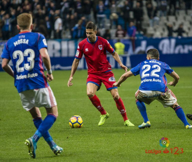 Manu del Moral, que vuelve a la convocatoria, durante el partido de ida en Oviedo.