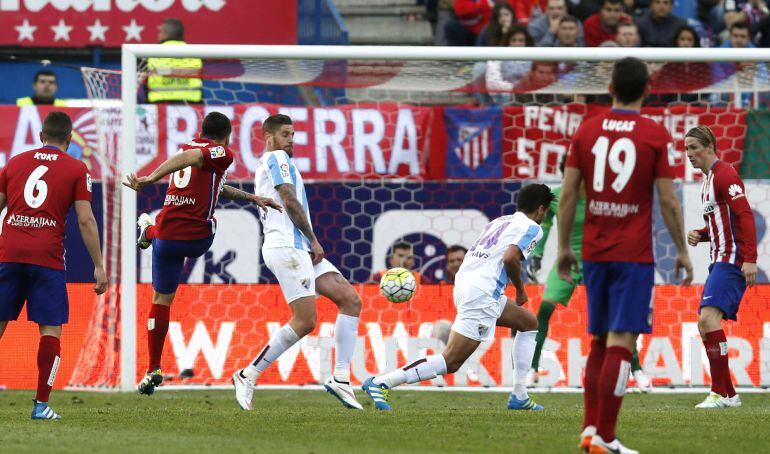 El Atlético Correa dispara en su gol al Málaga