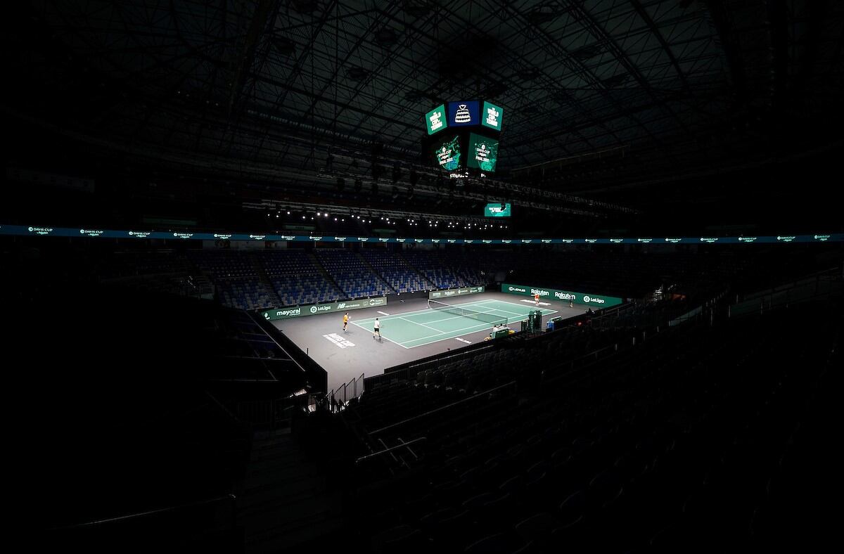 La nueva pista en el Palacio de los Deportes José María Martín Carpena para la Copa Davis que comienza el martes en Málaga