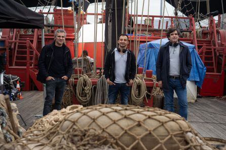 Alejandro Amenábar junto a los productores