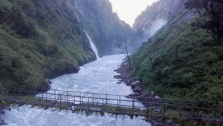 Fotografía en la que se aprecia el desprendimiento, en la ladera derecha, que ha afectado a los expedicionarios