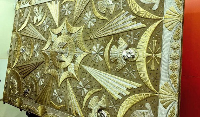 Techo del palio de la Virgen de los Ángeles tras su restauración en el IAPH