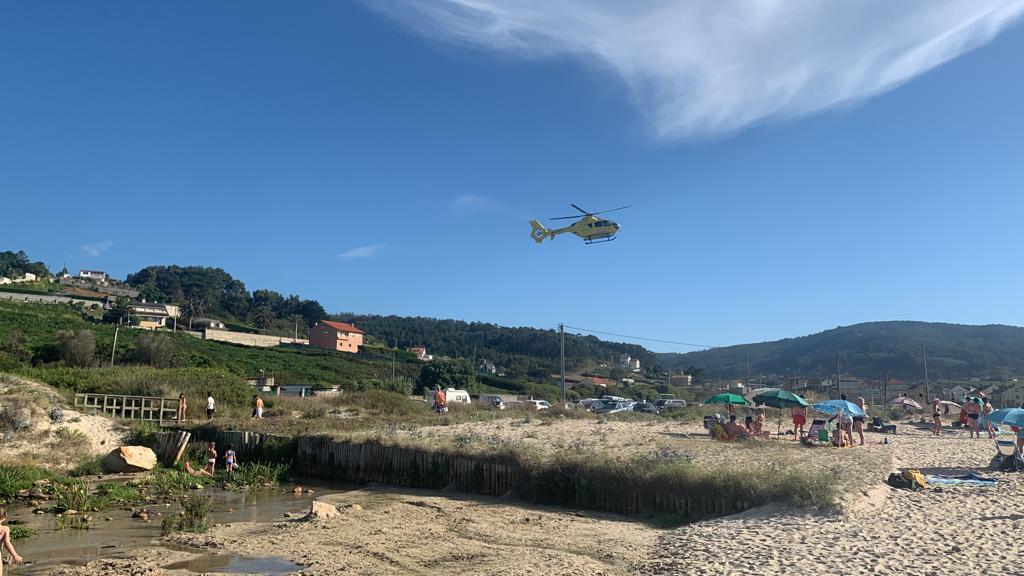 O helicóptero do 112 mobilizado en Razo neste verán