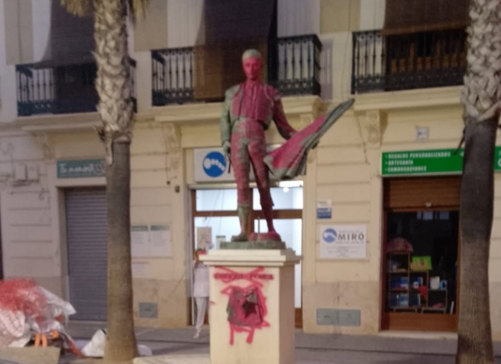 La escultura del torero Enrique Ponce ubicada en la plaza que lleva su nombre en Chiva (Valencia) ha sido objeto de un acto vandálico durante la madrugada de este martes