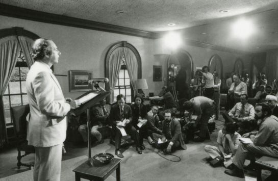 Ron Nessen, secretario de prensa de la Casa Blanca en 1975.