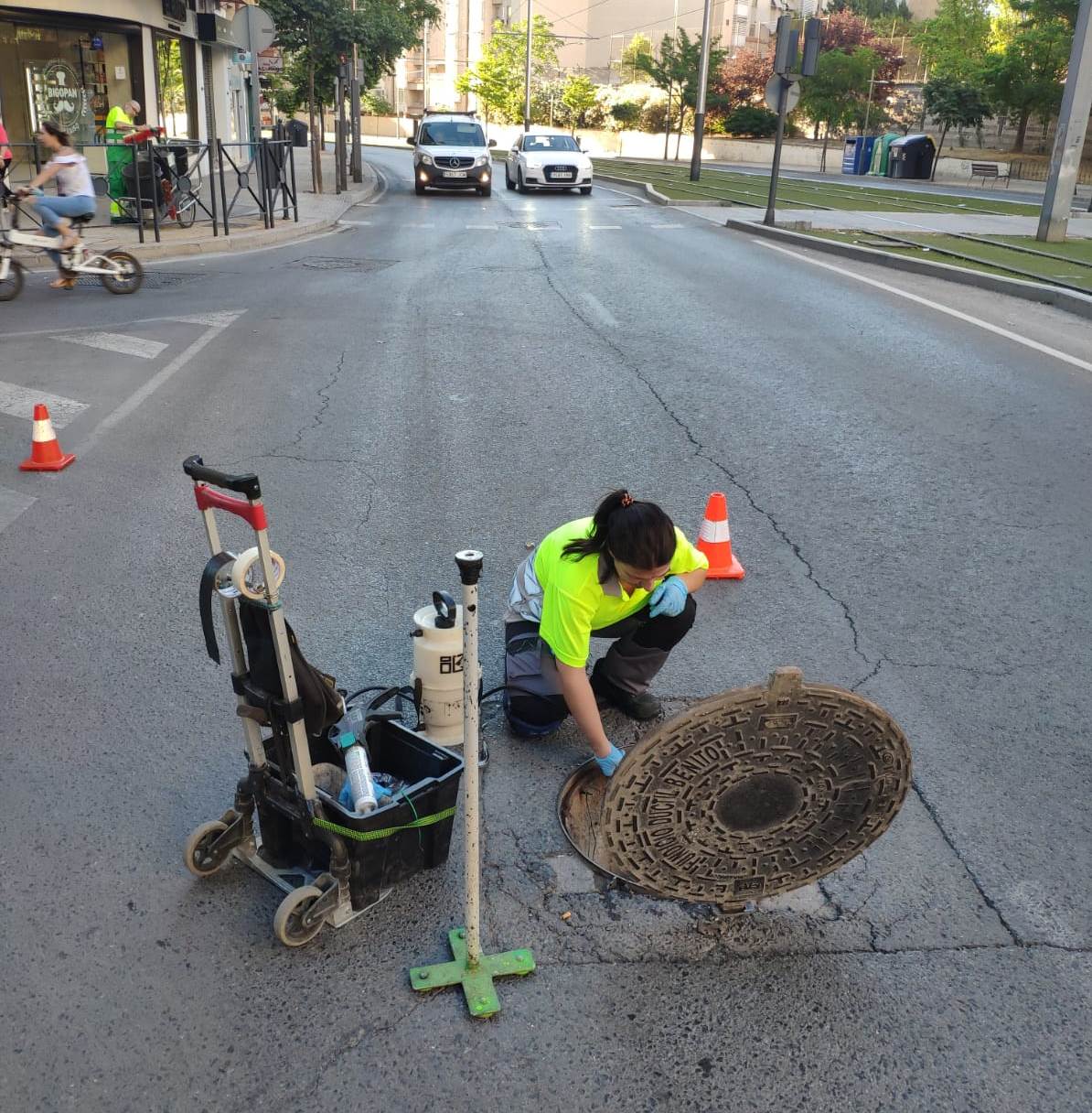 Una empleada trabaja en la capital desinfectando una alcantarilla.