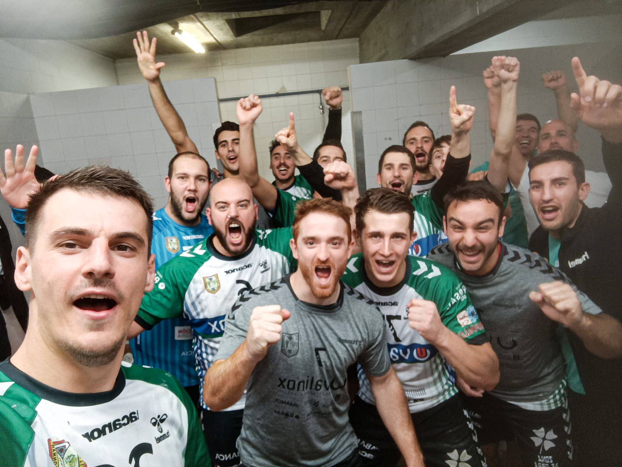 La plantilla gallega celebra el último punto logrado en Alcobendas