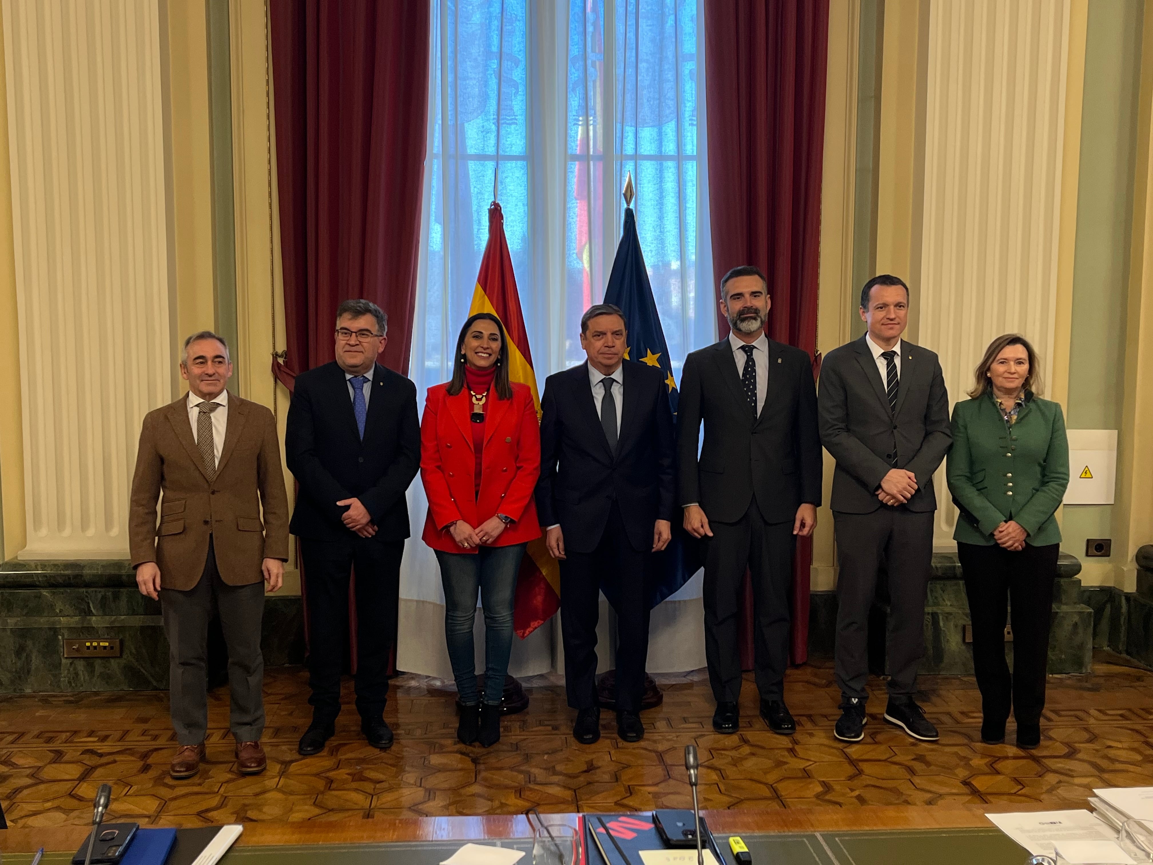 El ministro Luis Planas y los consejeros con competencias en pesca de Murcia, Andalucía, Valencia, Baleares y Cataluña, en la reunión que se ha celebrado este miércoles para abordar la situación de la pesca de arrastre en el Mediterráneo