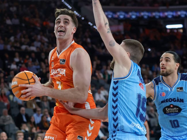 VALENCIA, 05/04/2026. El jugador de Rio Breogan, Dominik Mavra (c), defiende al jugador de Valencia Basket, Nate Reuters, durante el encuentro correspondiente a la fase regular de la Liga Endesa que disputan este Domingo Valencia Basket y Rio Breogan en el Roig Arena de Valencia. EFE/Miguel Ángel Polo.