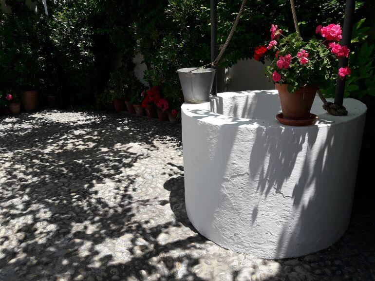 Pozo en el patio de la casa museo de Lorca en Fuente Vaqueros