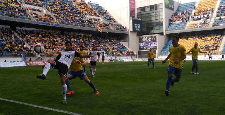 Juanjo disputa un bal&oacute;n con un rival.