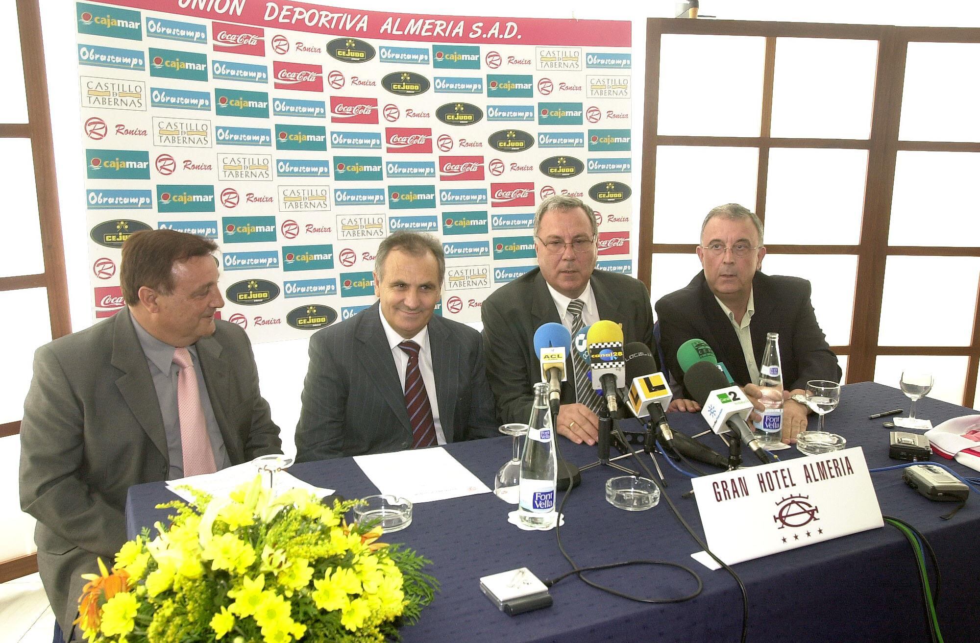 La venta del Almería se escenificaba de una forma sencilla.