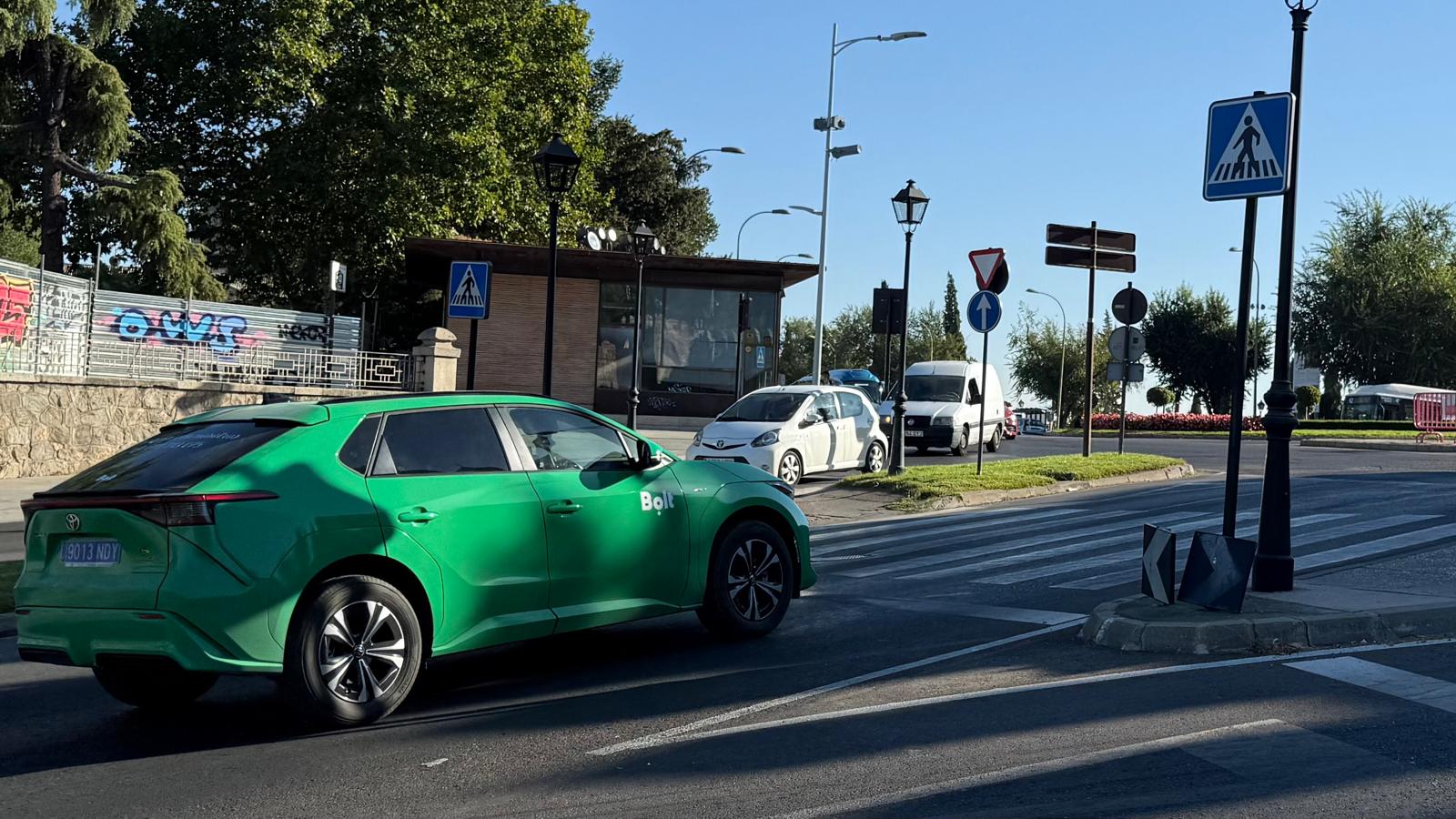 Imagen de archivo de un vehículo Bolt circulando junto a la Puerta de Bisagra de Toledo