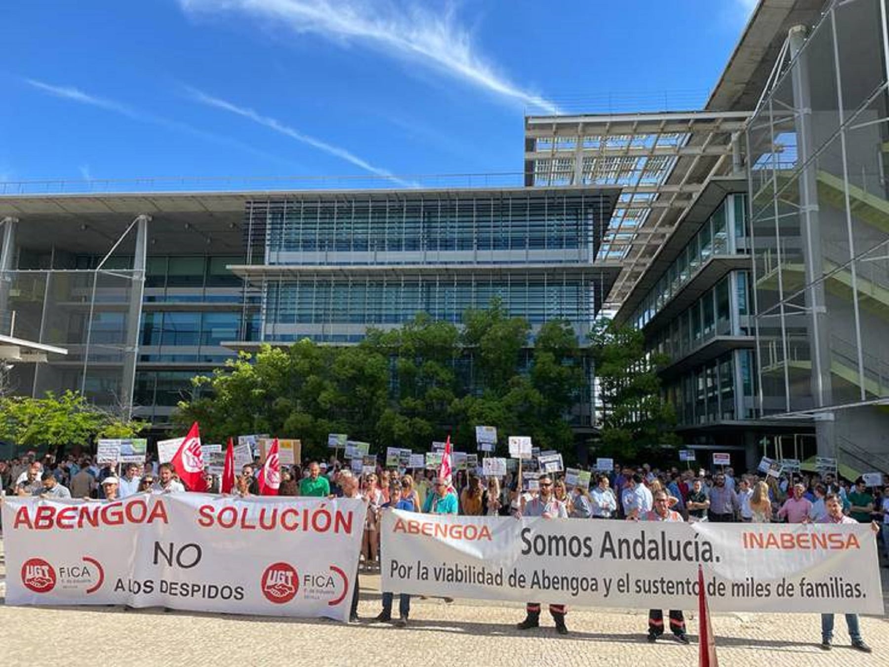 Los trabajadores de Abengoa en una concentración en el interior de su sede central en Palmas Altas