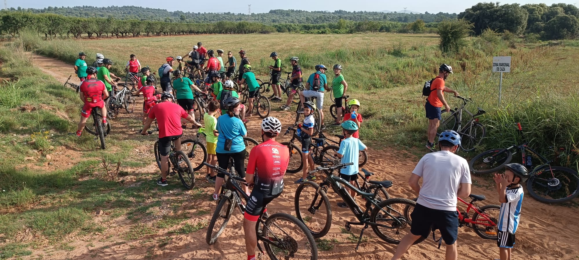 Medio centenar de participantes recorrieron 14 km en bicicleta en la zona donde se pretende instalar esta planta