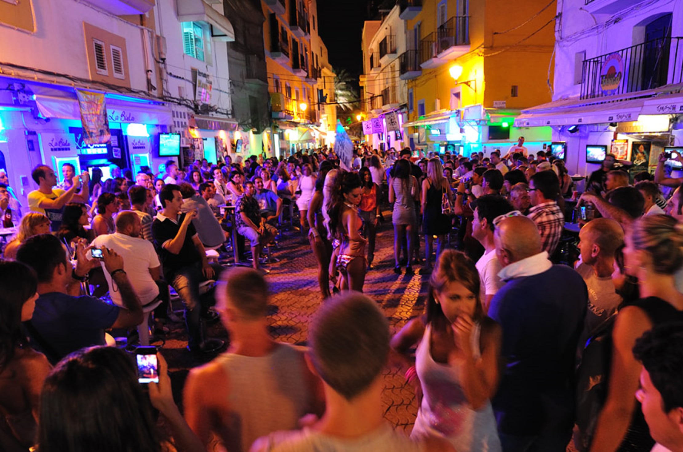 Imagen de archivo de turistas en la zona del puerto de Ibiza