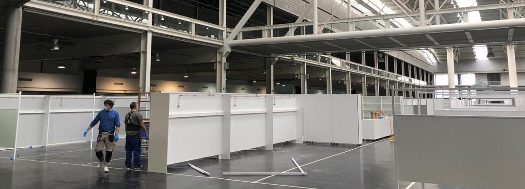 Trabajadores realizando las divisiones del hospital de camapaa de Expcoruña