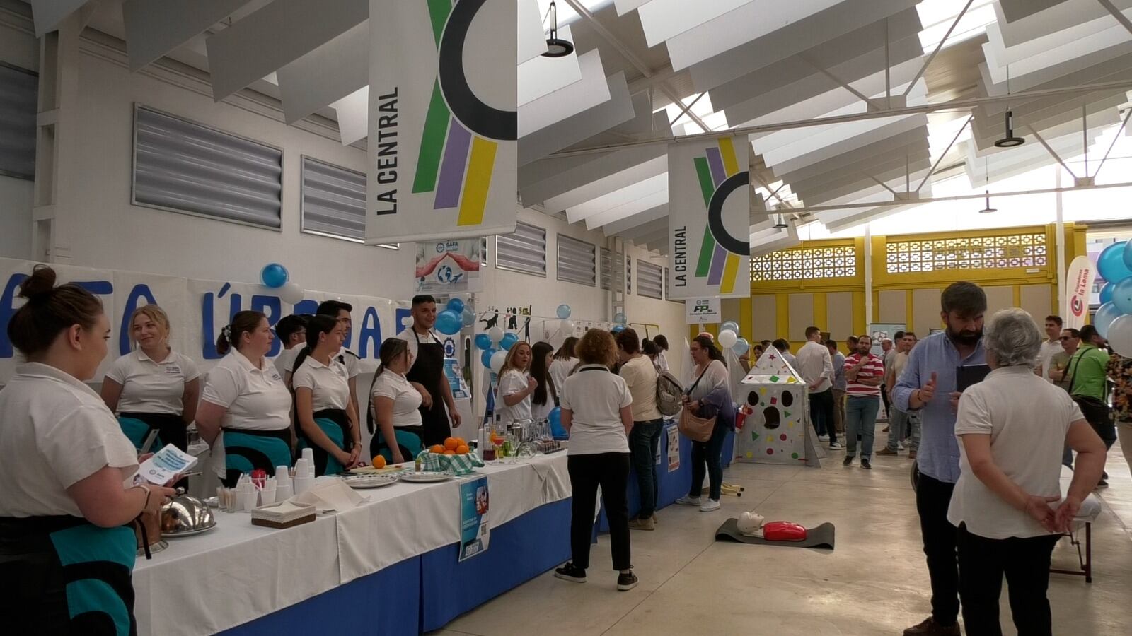 Entre 600 y 800 jóvenes pasan por La Central para participar en la I Feria de Formación Profesional de Úbeda