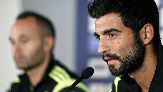 El central del Nápoles ha pasado revista a la actualidad de la Selección y a la aparente falta de defensas que hay en la Roja