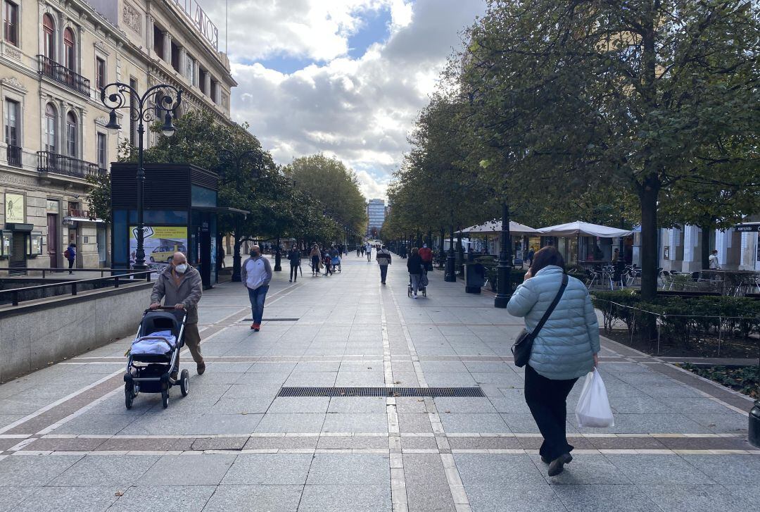 Paseo de Begoña, en Gijón, sin apenas gente en la primera jornada laborable del cierre perimetral.