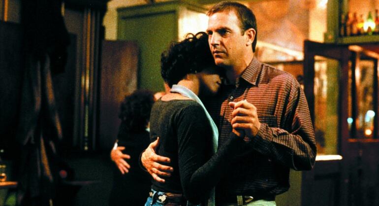 Escena de la película El Guardaespaldas con Whitney Houston y Kevin Costner