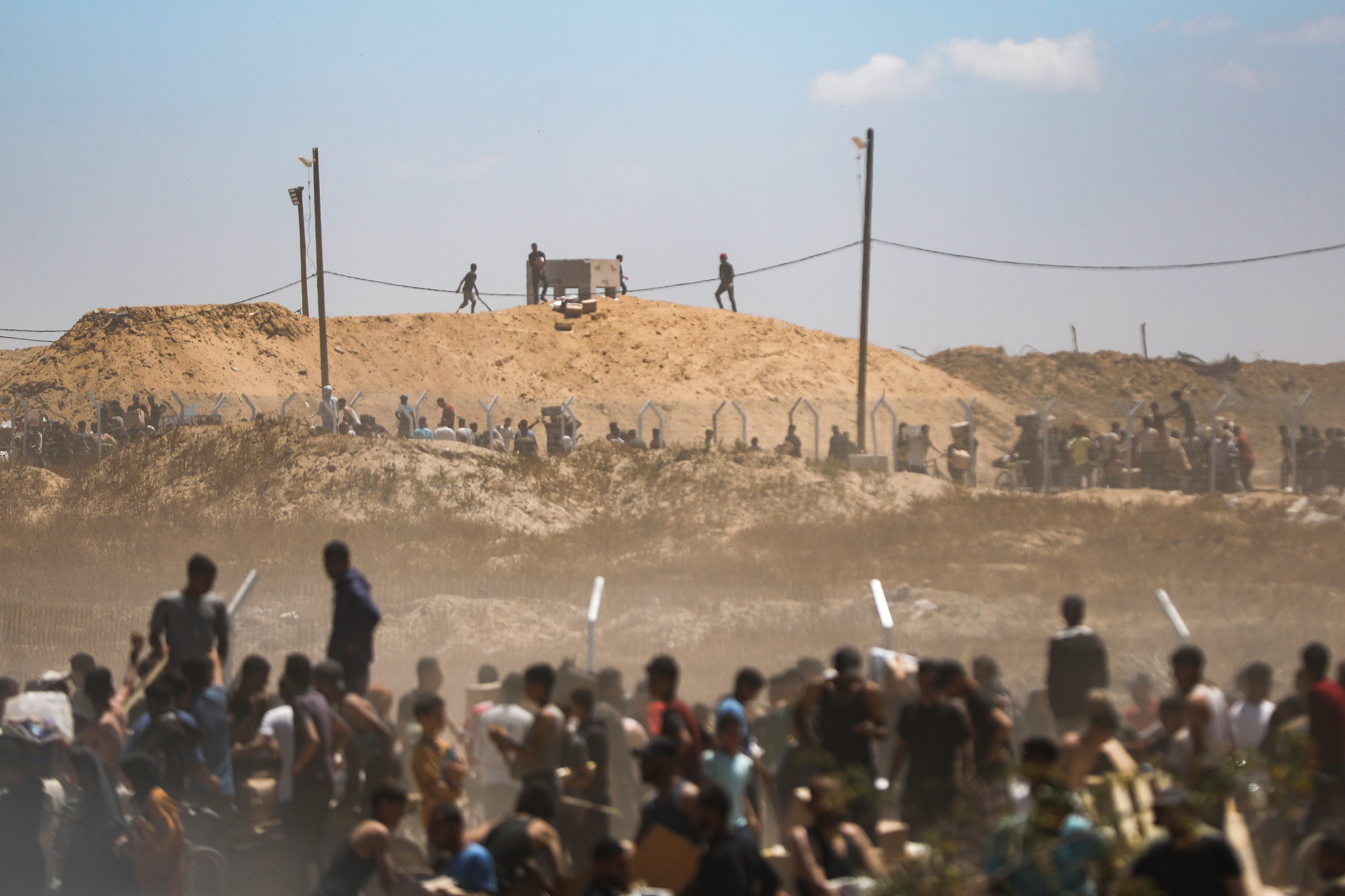 Imagen del Corredor de Netzarim, donde cientos de personas reciben la ayuda privada que ha comenzado a repartirse esta semana