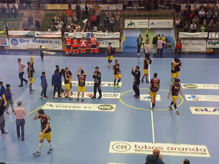 Los amarillos agradecieron al público el apoyo al final del encuentro.