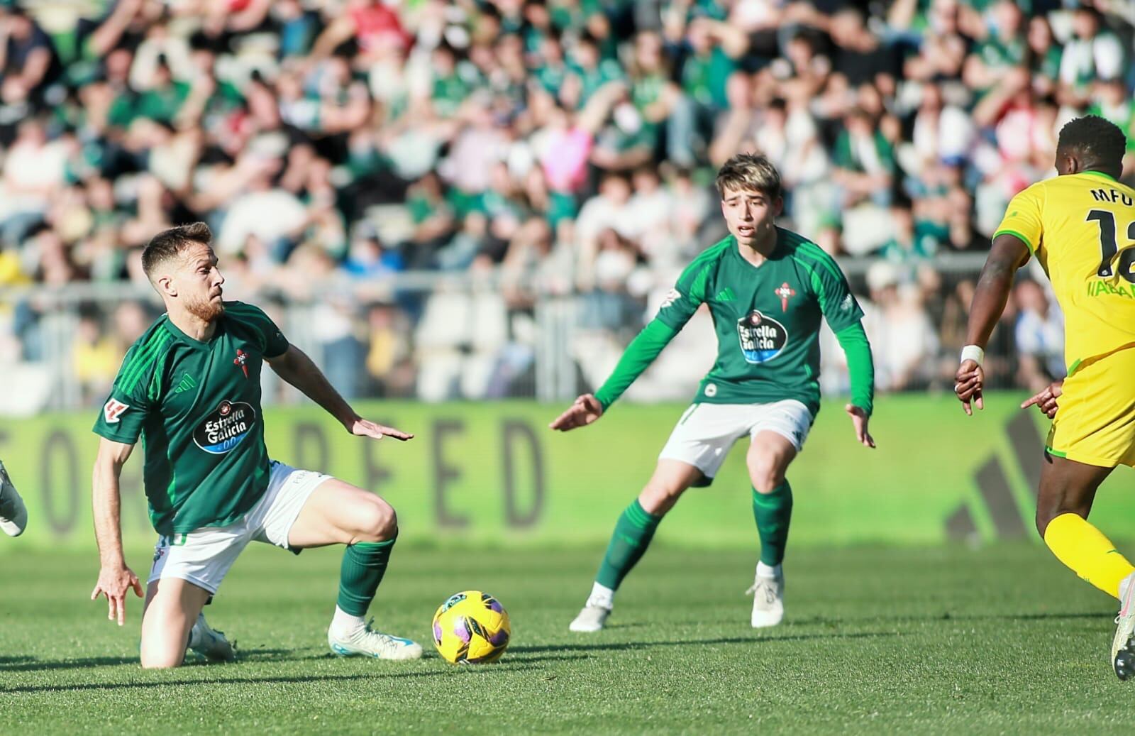 Josep Señé y Raúl Blanco, en una acción del Racing-Deportivo en A Malata (foto: Mariño / Cadena SER)