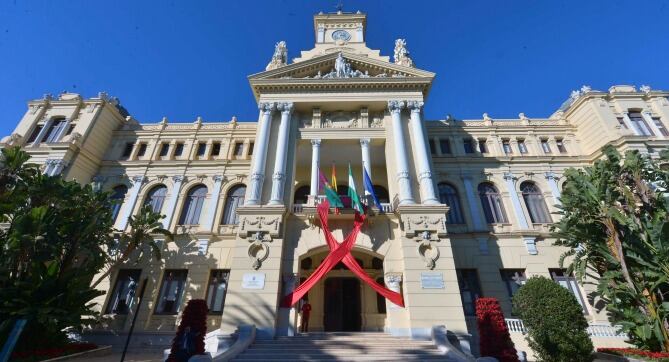 Ayuntamiento de Málaga con un gran lazo rojo en conmemoración del Día Mundial contra el Sida