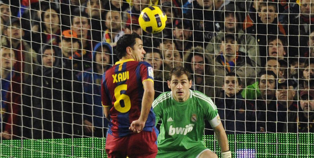 Casillas y Xavi, durante un Clásico en 2010