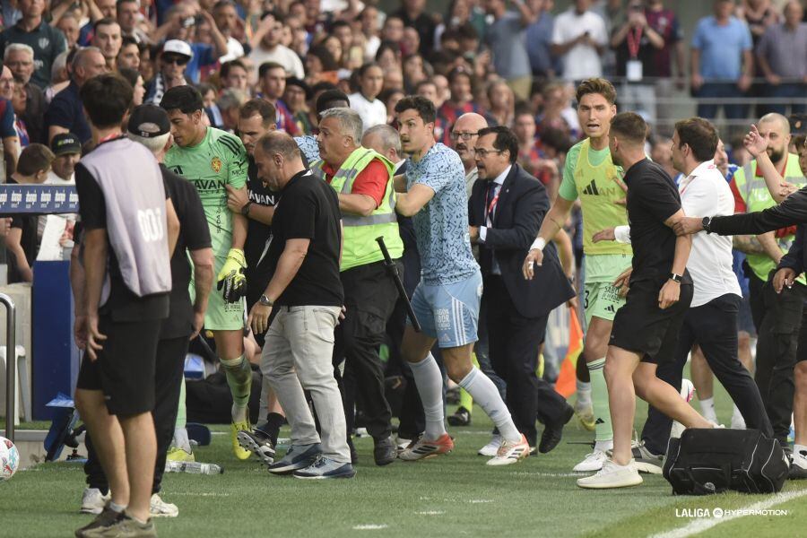 Jugadores de ambos equipos en un final lamentable por los incidentes entre el Huesca y el Real Zaragoza