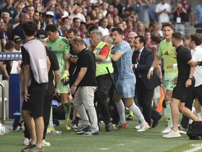 Jugadores de ambos equipos en un final lamentable por los incidentes entre el Huesca y el Real Zaragoza