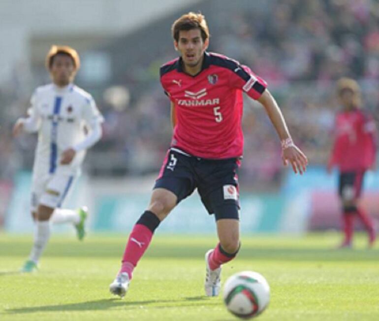 Aira Jasuru Hasegawa, con la camiseta del Cerezo Osaka