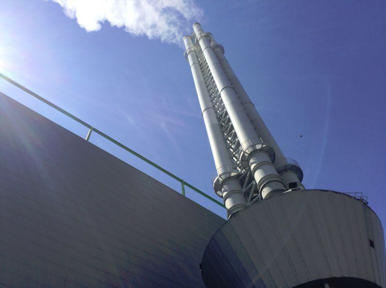 La chimenea de la incineradora de Colonia, en Alemania