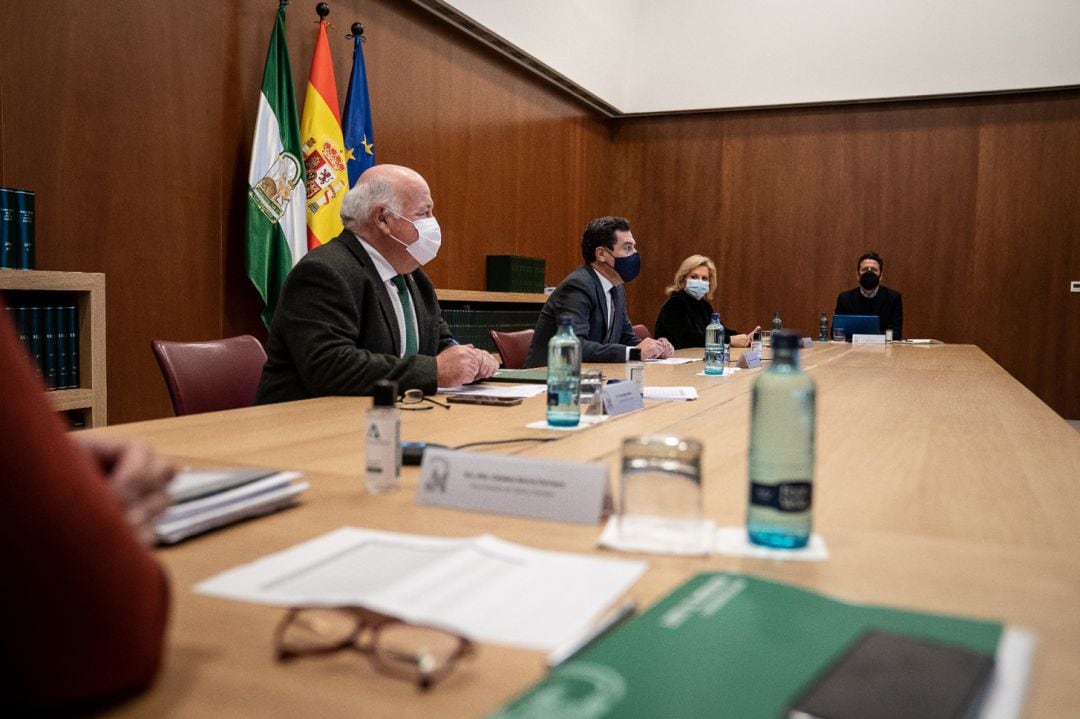 El presidente de la Junta de Andalucía, Juan Manuel Moreno, presidente este 15 de enero de 2021 la reunión del comité de expertos de la covid-19 para analizasr la situación de la pandemia en la reunión y adoptar nuevas medidas de restricción de la movilildad