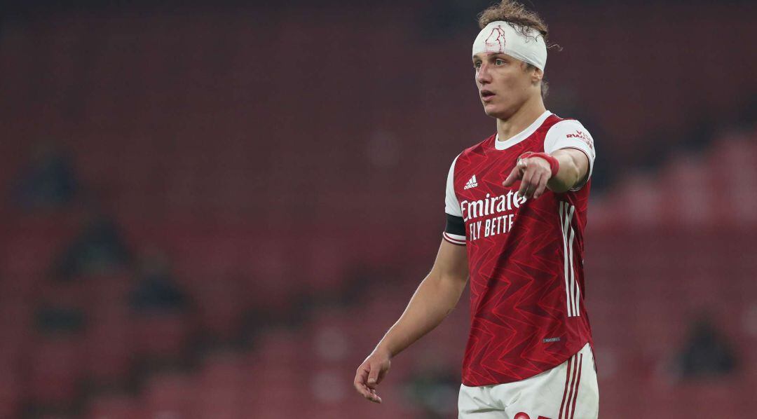 El jugador del Arsenal David Luiz, con un vendaje en la cabeza después de sufrir un golpe.