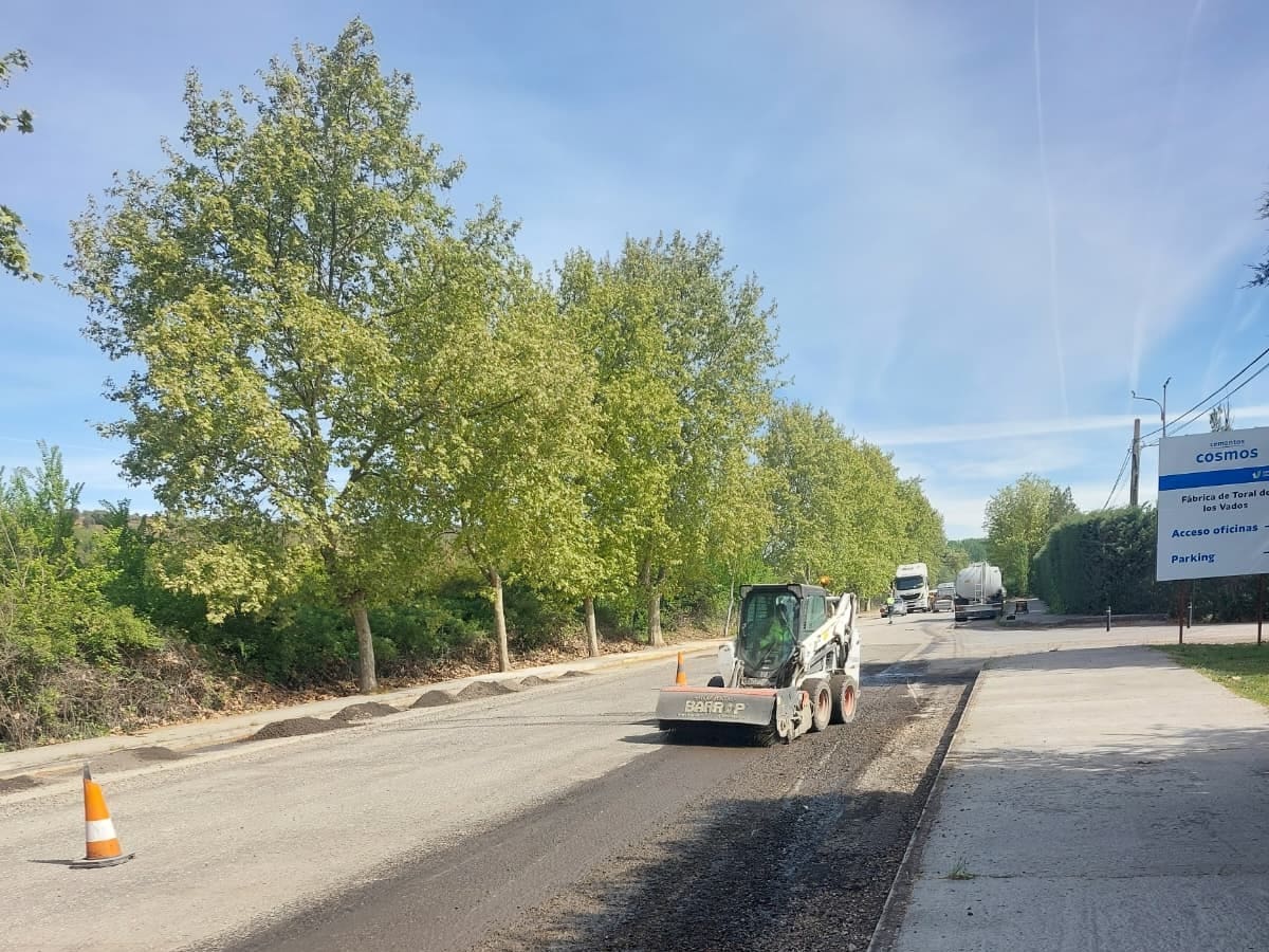 La Diputación de León repara el acceso a Cosmos, en Toral de los Vados