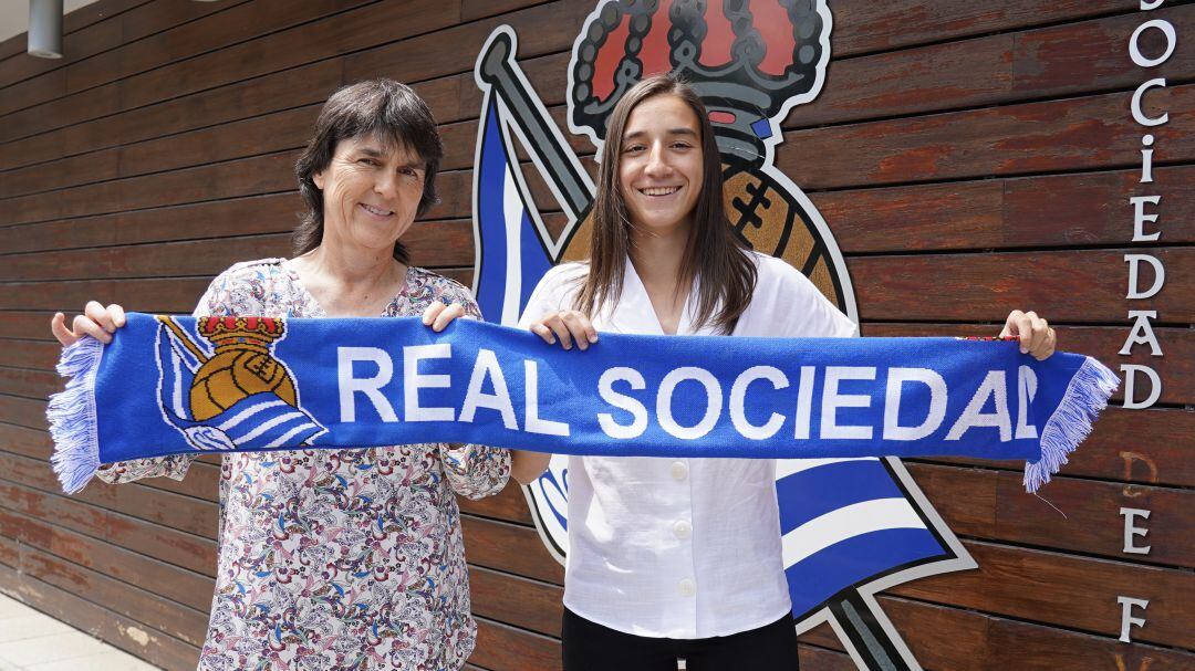 Lucía Rodríguez posa con Garbiñe Etxeberria, directora deportiva de la Real femenina