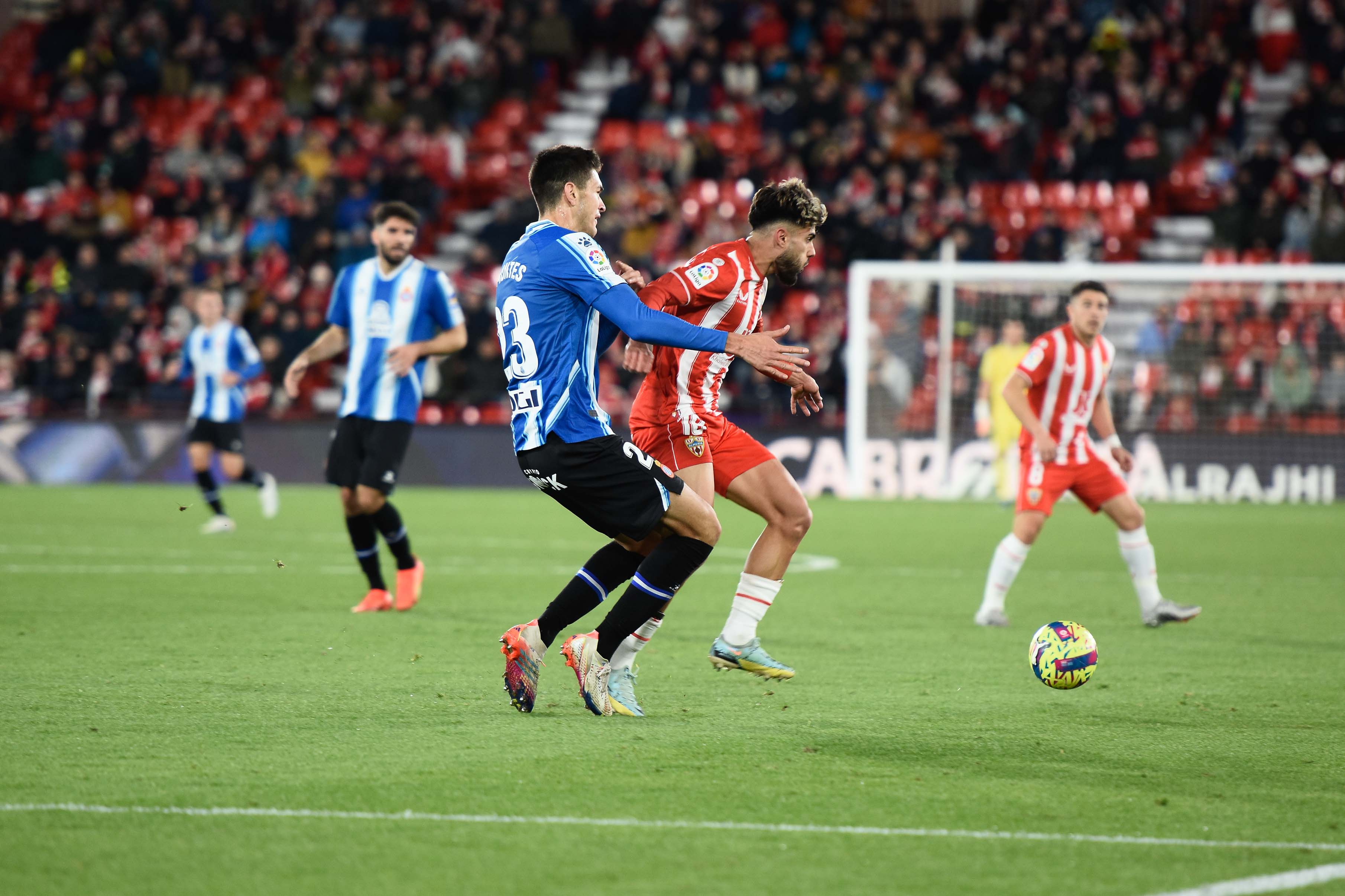 César Montes presiona a Arnau Puigmal en el Almería-Espanyol de la pasada temporada en el Estadio de los Juegos Mediterráneos.