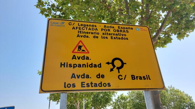El cartel de las obras en la avenida de la Hispanidad