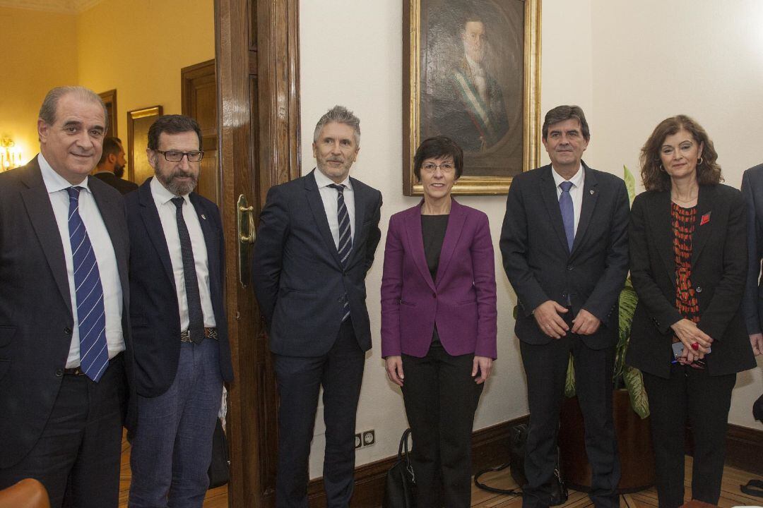  
 El ministro del Interior, Fernando Grande-Marlaska, y la consejera de Seguridad, Estefanía Beltrán de Heredia, han mantenido este lunes en Madrid su primera reunión, en la que han analizado cuestiones como la prevención y protección antiterrorista, el