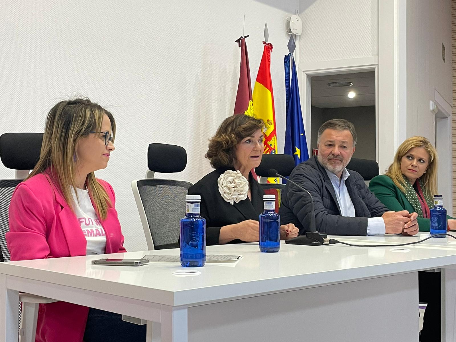 Carmen Calvo (c) durante un encuentro con simpatizantes del PSOE en Cuenca